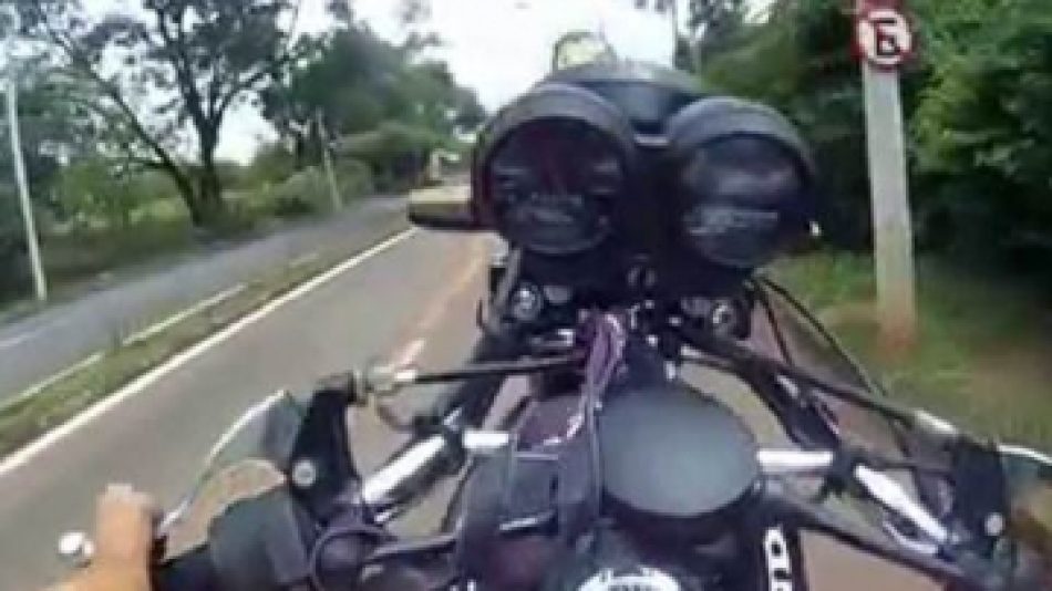empinando_moto_e